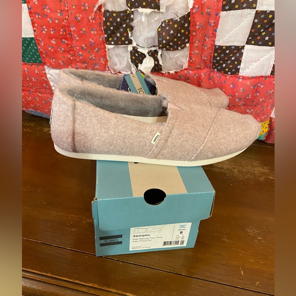 Toms sz 9 fur lined alpargatas, Never worn, NWT